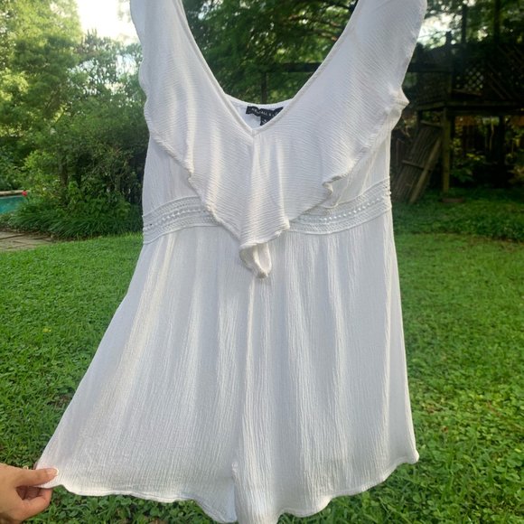 🥑FREE🥑 w/any FP purchase PacSun V-Neck Plunging Crochet Romper in White - Picture 1 of 2